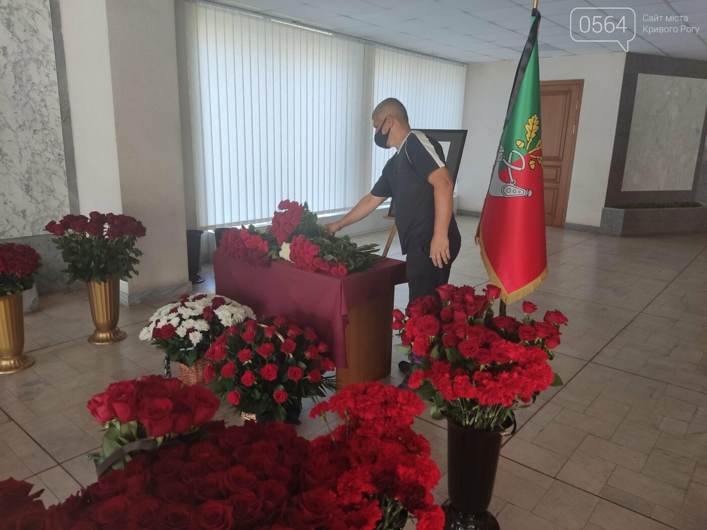В холл горсовета Кривого Рога приносят цветы, - ФОТО, ВИДЕО, фото-6