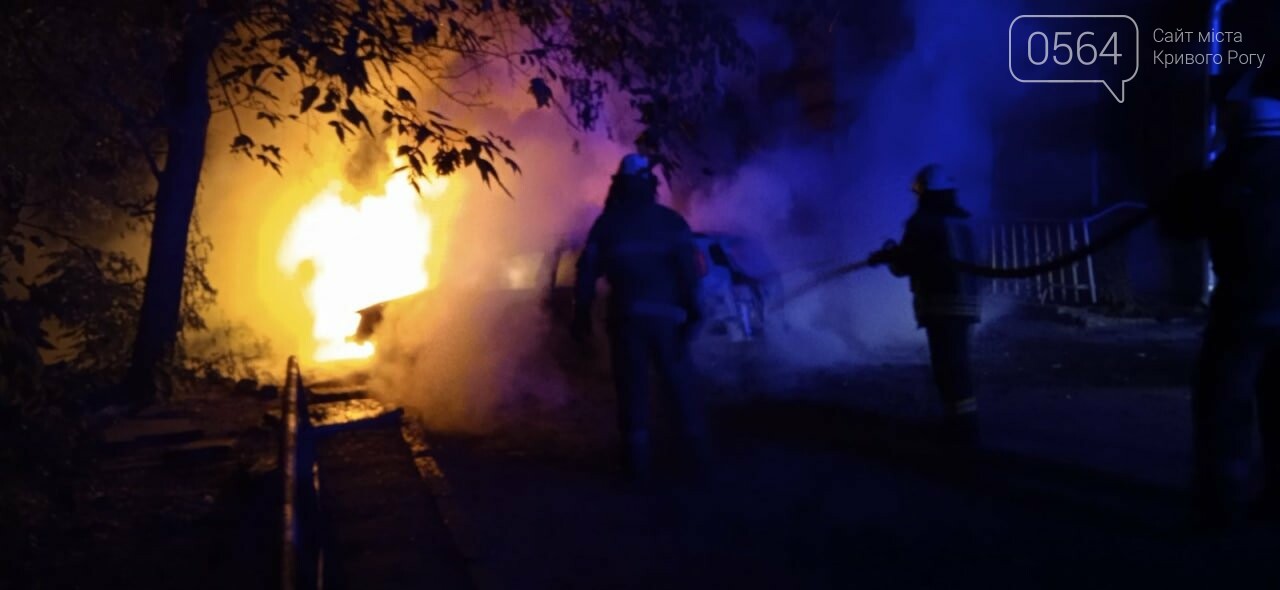 Ночью в центре Кривого Рога сгорело два автомобиля, - ФОТО, фото-6