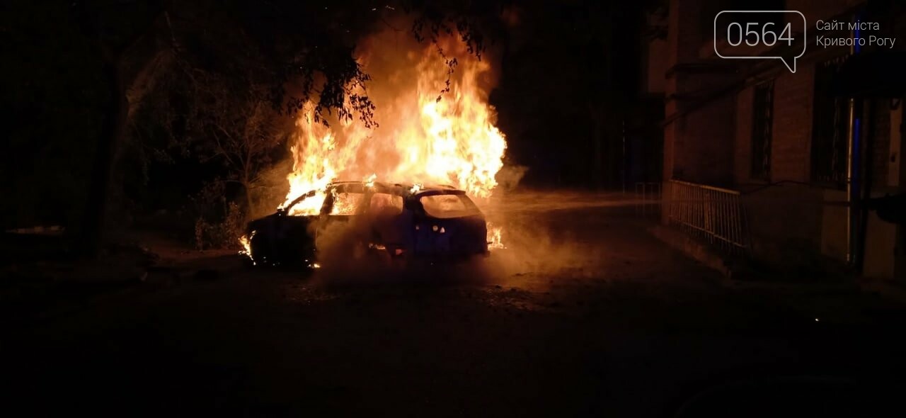 Ночью в центре Кривого Рога сгорело два автомобиля, - ФОТО, фото-7