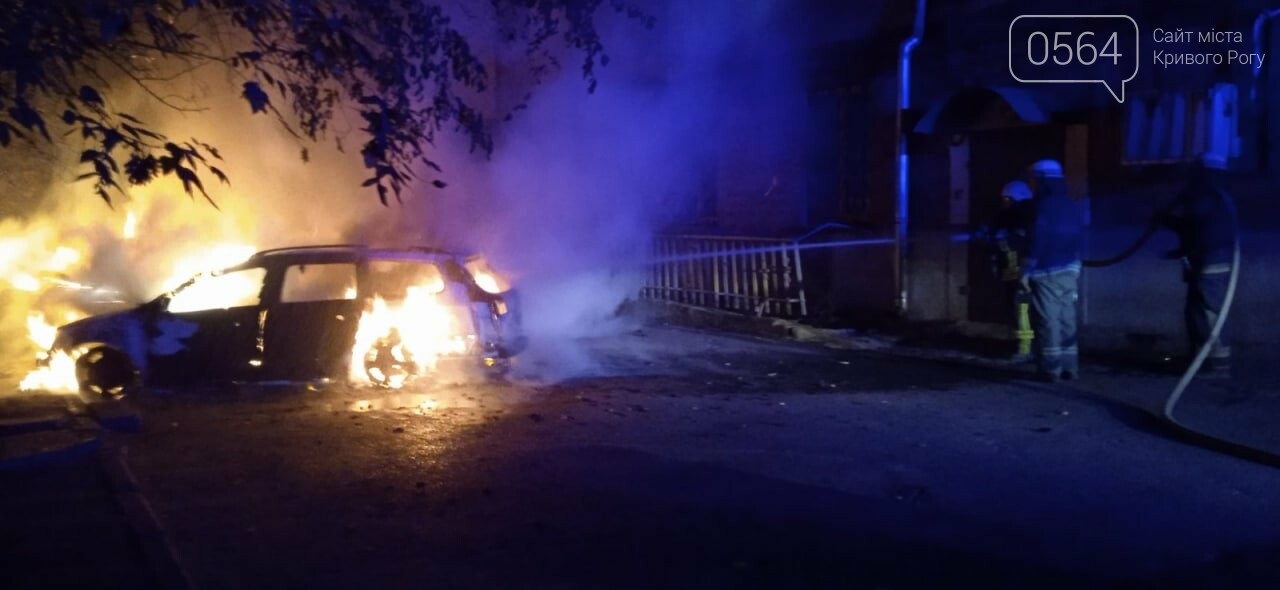 Ночью в центре Кривого Рога сгорело два автомобиля, - ФОТО, фото-9