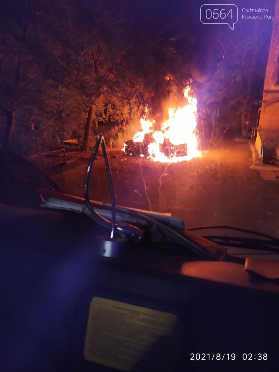 Ночью в центре Кривого Рога сгорело два автомобиля, - ФОТО, фото-1