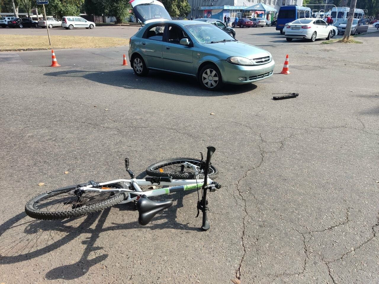 Возле автовокзала в Кривом Роге Chevrolet сбил велосипедиста, - ФОТО, ВИДЕО, фото-9