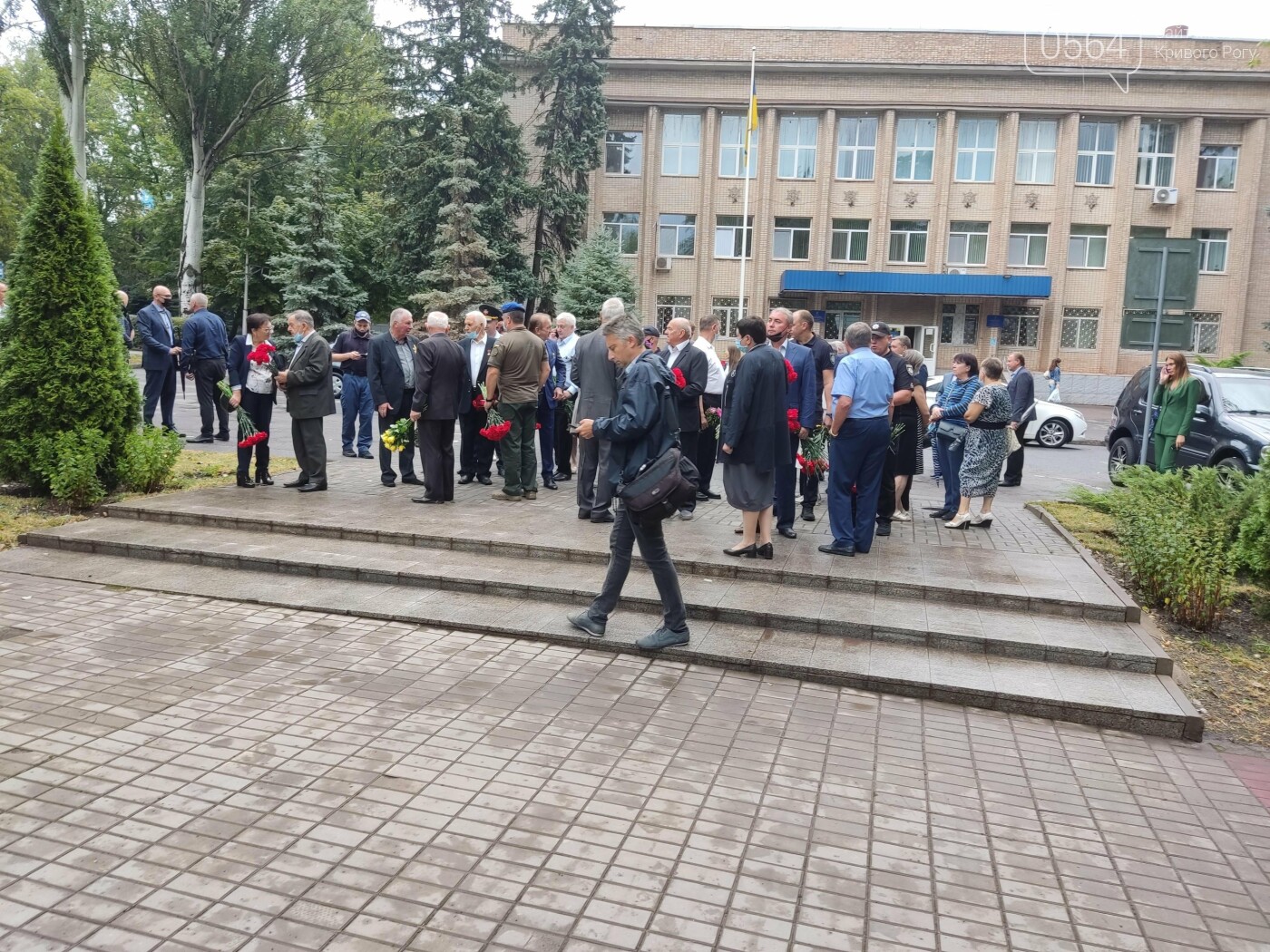 В криворожском Парке Героев возложили цветы к памятникам защитникам Украины, - ФОТО, ВИДЕО, фото-30