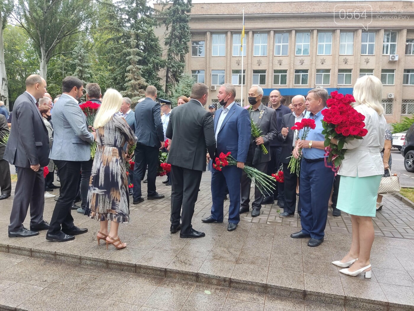 В криворожском Парке Героев возложили цветы к памятникам защитникам Украины, - ФОТО, ВИДЕО, фото-28