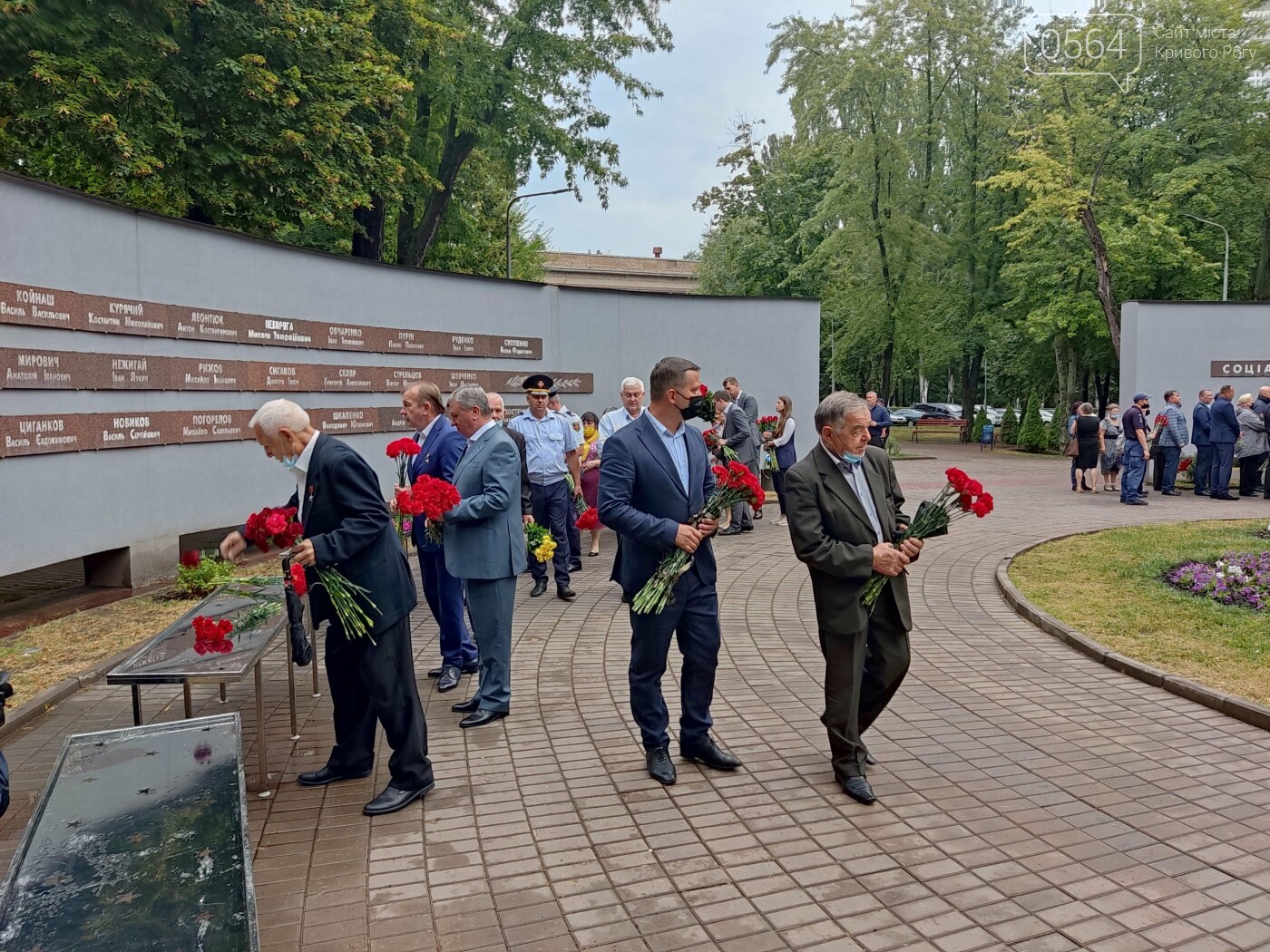 В криворожском Парке Героев возложили цветы к памятникам защитникам Украины, - ФОТО, ВИДЕО, фото-27
