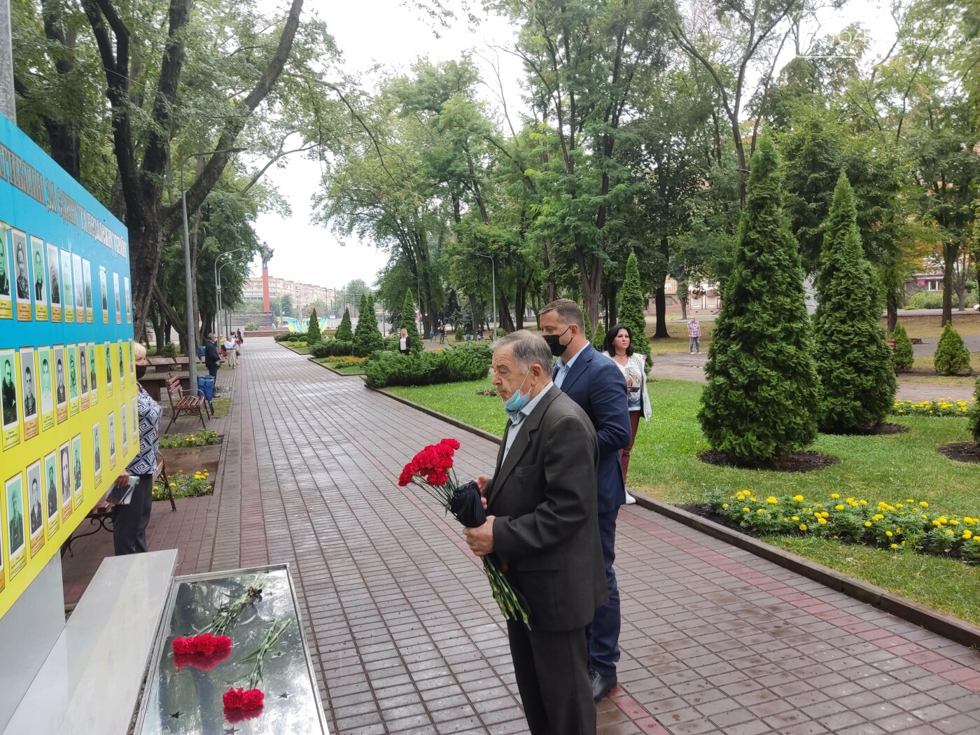 В криворожском Парке Героев возложили цветы к памятникам защитникам Украины, - ФОТО, ВИДЕО, фото-26