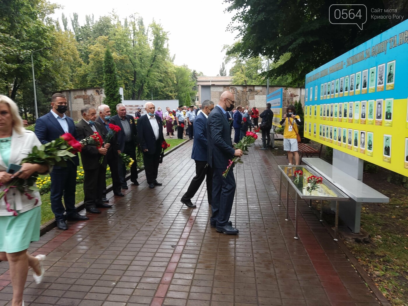 В криворожском Парке Героев возложили цветы к памятникам защитникам Украины, - ФОТО, ВИДЕО, фото-25