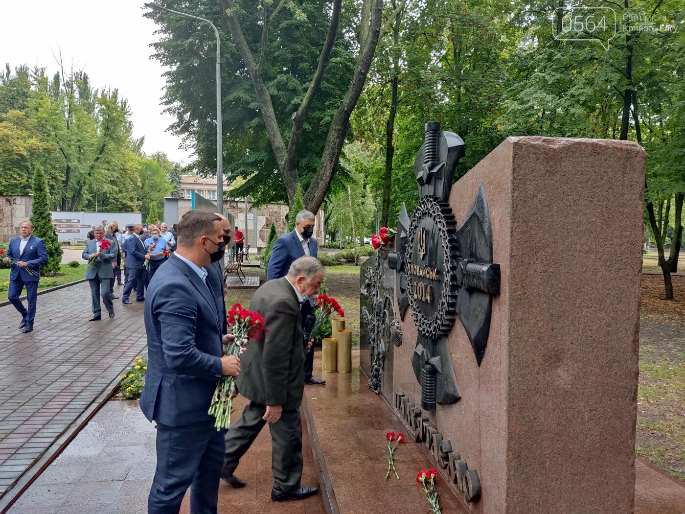 В криворожском Парке Героев возложили цветы к памятникам защитникам Украины, - ФОТО, ВИДЕО, фото-24