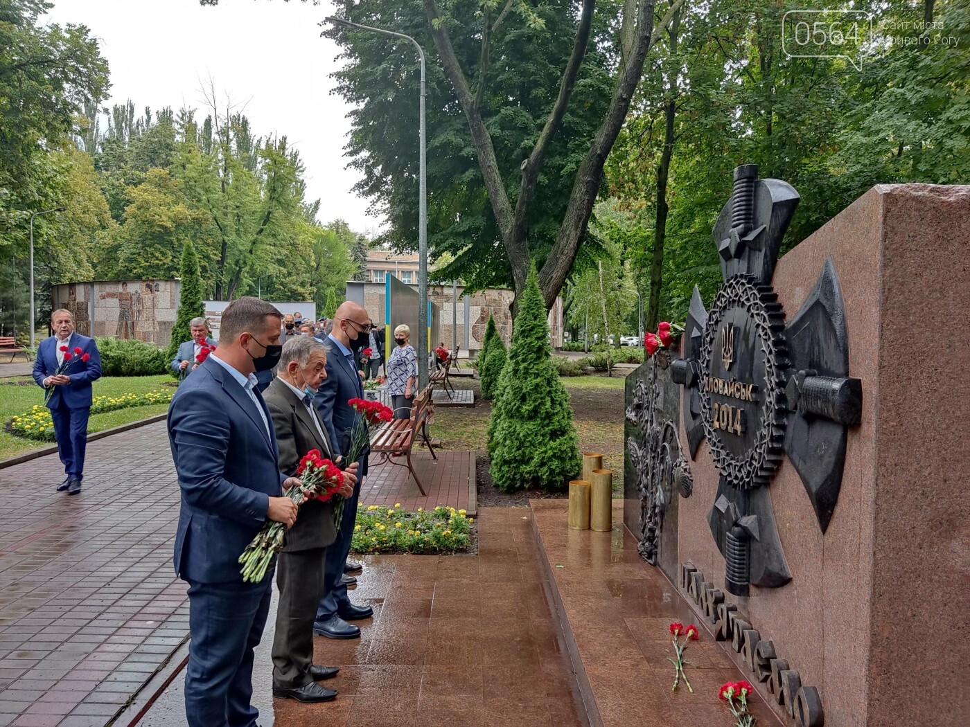 В криворожском Парке Героев возложили цветы к памятникам защитникам Украины, - ФОТО, ВИДЕО, фото-23