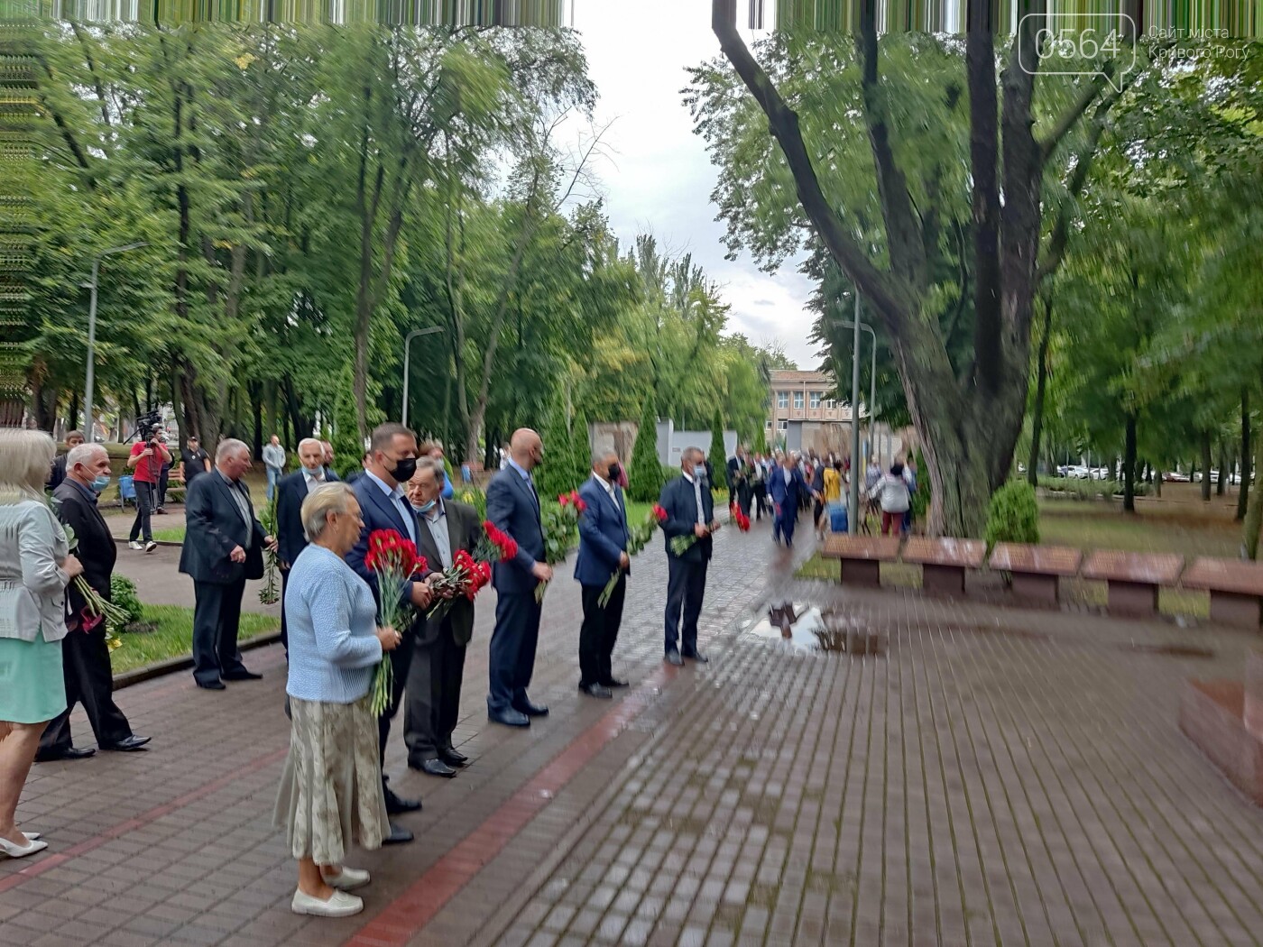 В криворожском Парке Героев возложили цветы к памятникам защитникам Украины, - ФОТО, ВИДЕО, фото-22