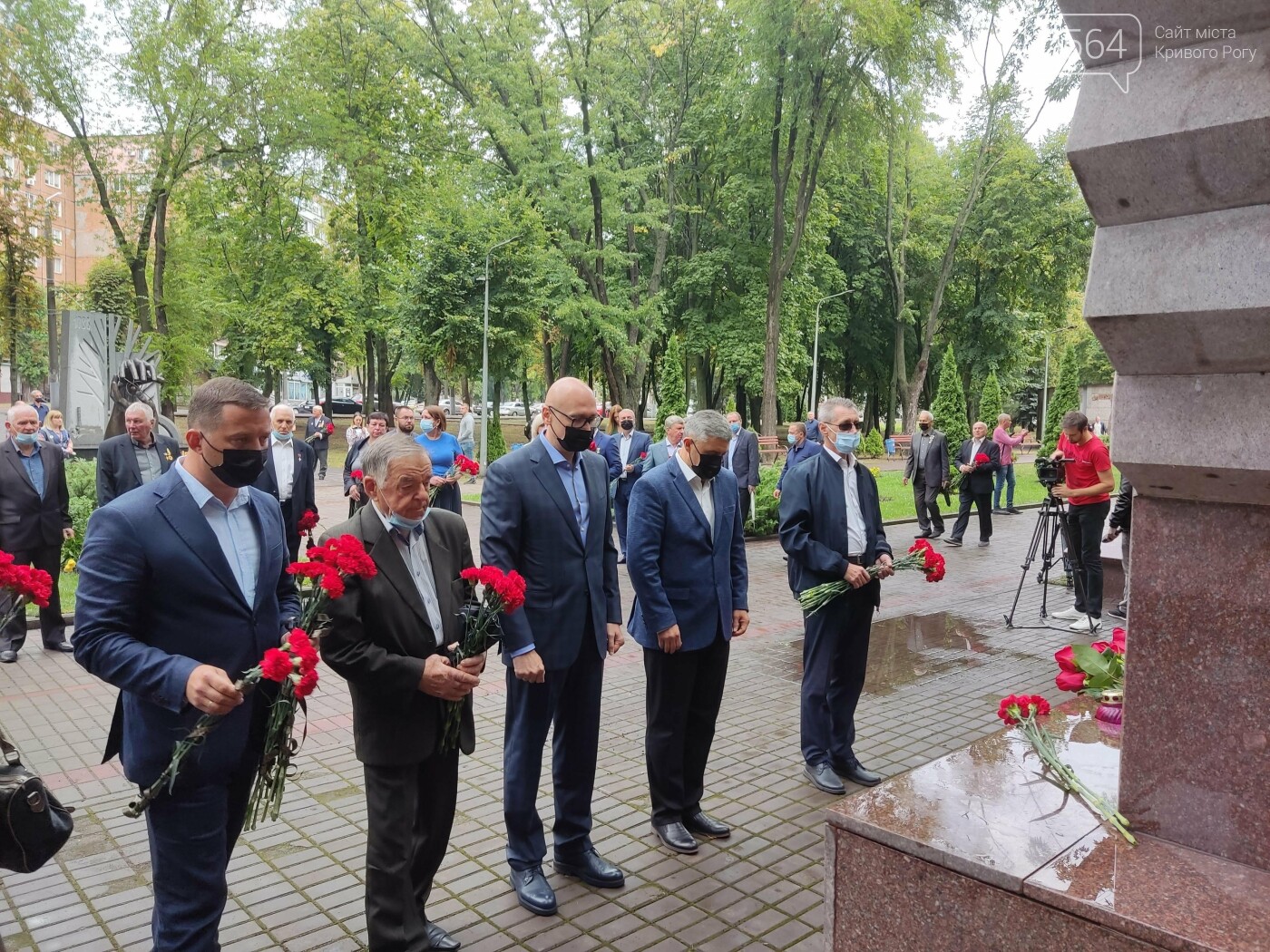 В криворожском Парке Героев возложили цветы к памятникам защитникам Украины, - ФОТО, ВИДЕО, фото-8