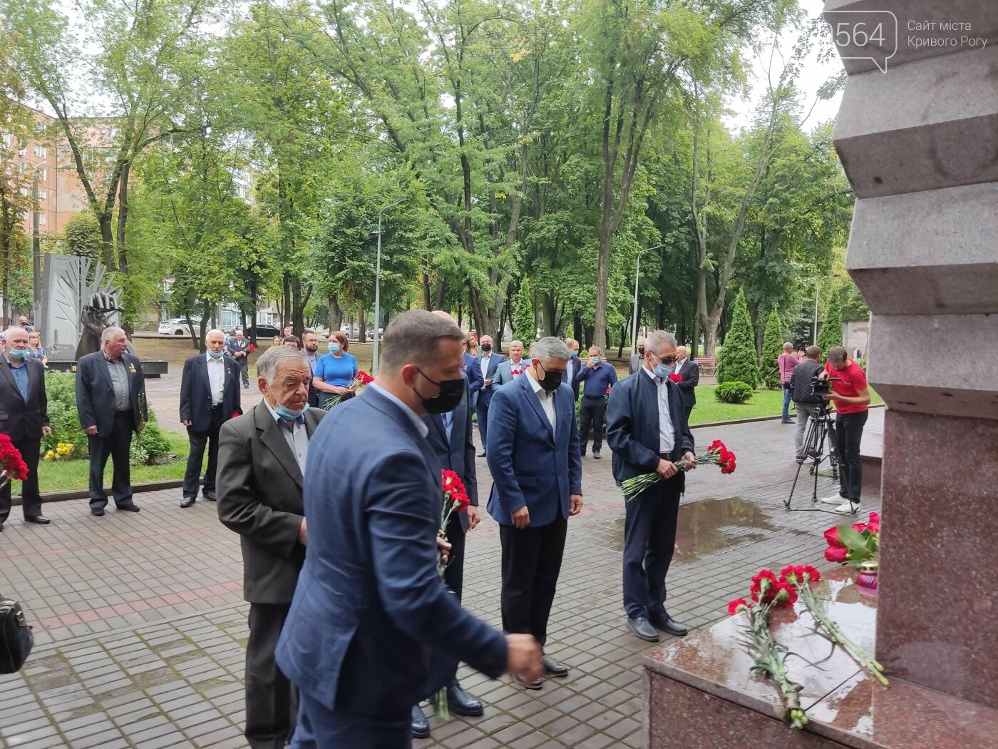 В криворожском Парке Героев возложили цветы к памятникам защитникам Украины, - ФОТО, ВИДЕО, фото-21