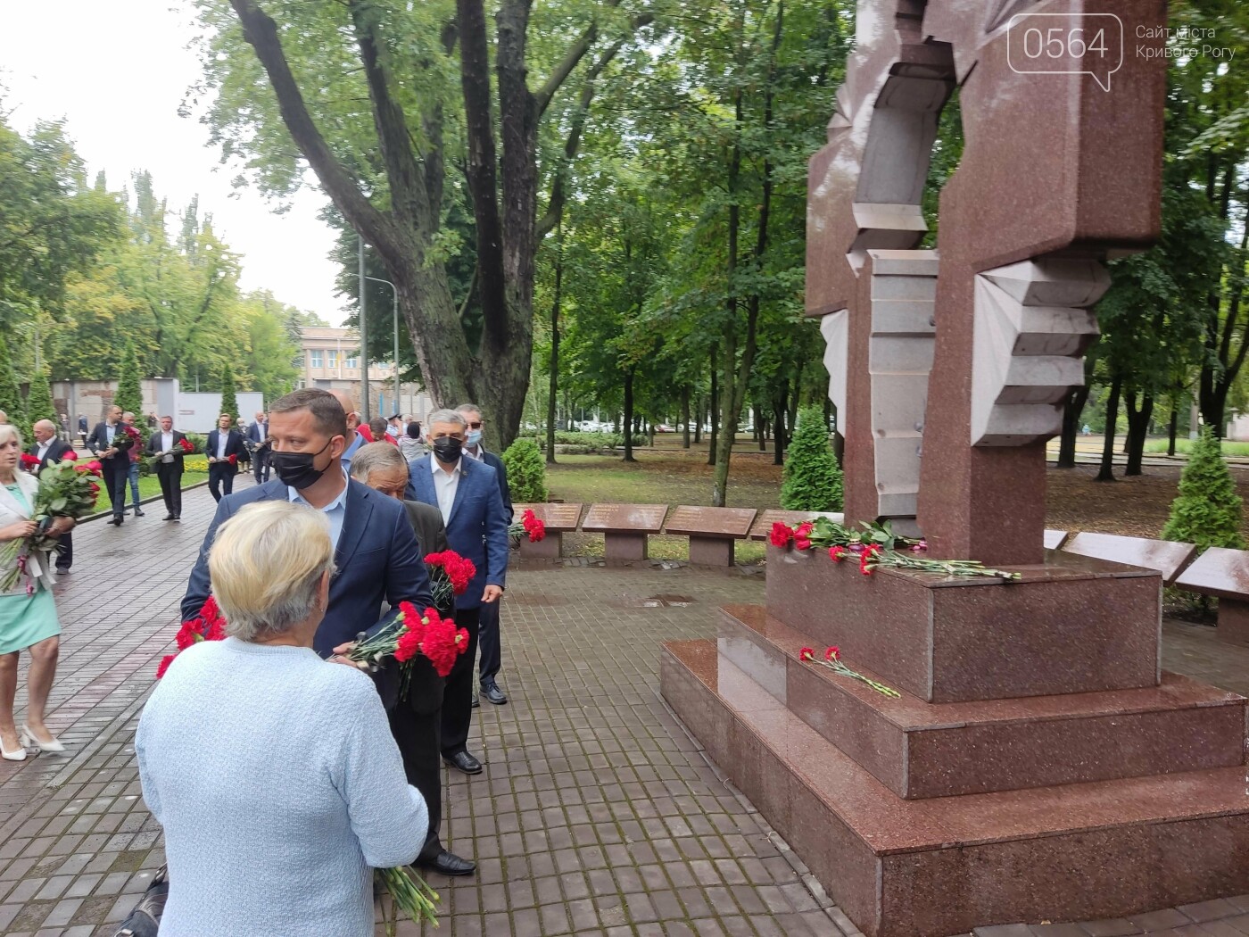 В криворожском Парке Героев возложили цветы к памятникам защитникам Украины, - ФОТО, ВИДЕО, фото-20