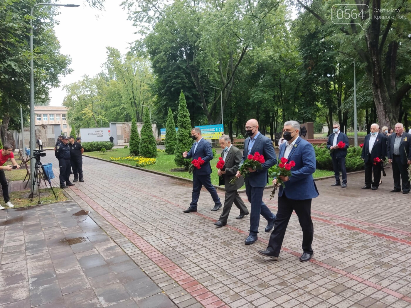 В криворожском Парке Героев возложили цветы к памятникам защитникам Украины, - ФОТО, ВИДЕО, фото-18