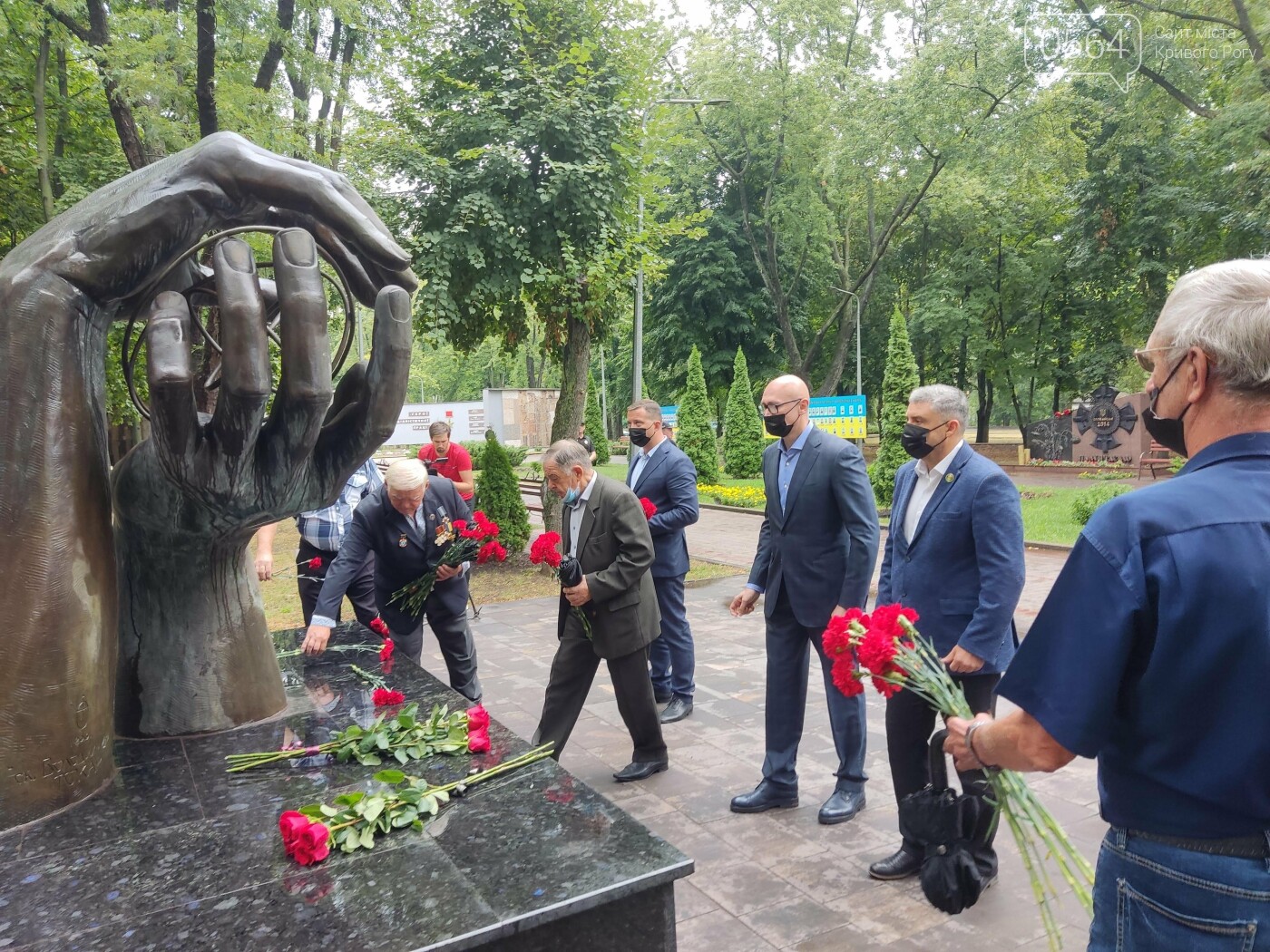 В криворожском Парке Героев возложили цветы к памятникам защитникам Украины, - ФОТО, ВИДЕО, фото-17