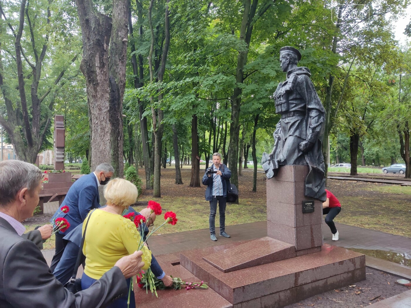 В криворожском Парке Героев возложили цветы к памятникам защитникам Украины, - ФОТО, ВИДЕО, фото-16