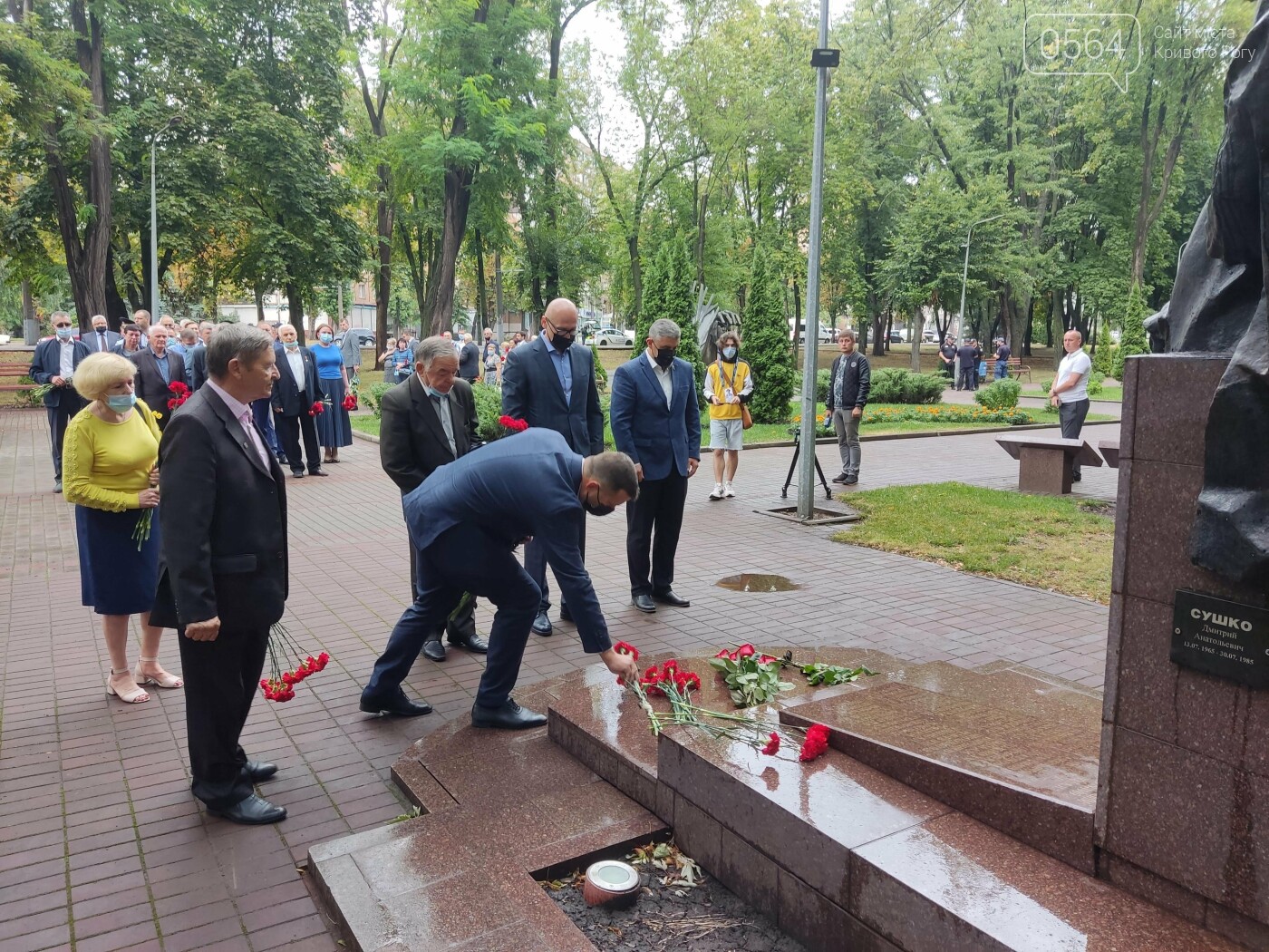 В криворожском Парке Героев возложили цветы к памятникам защитникам Украины, - ФОТО, ВИДЕО, фото-15