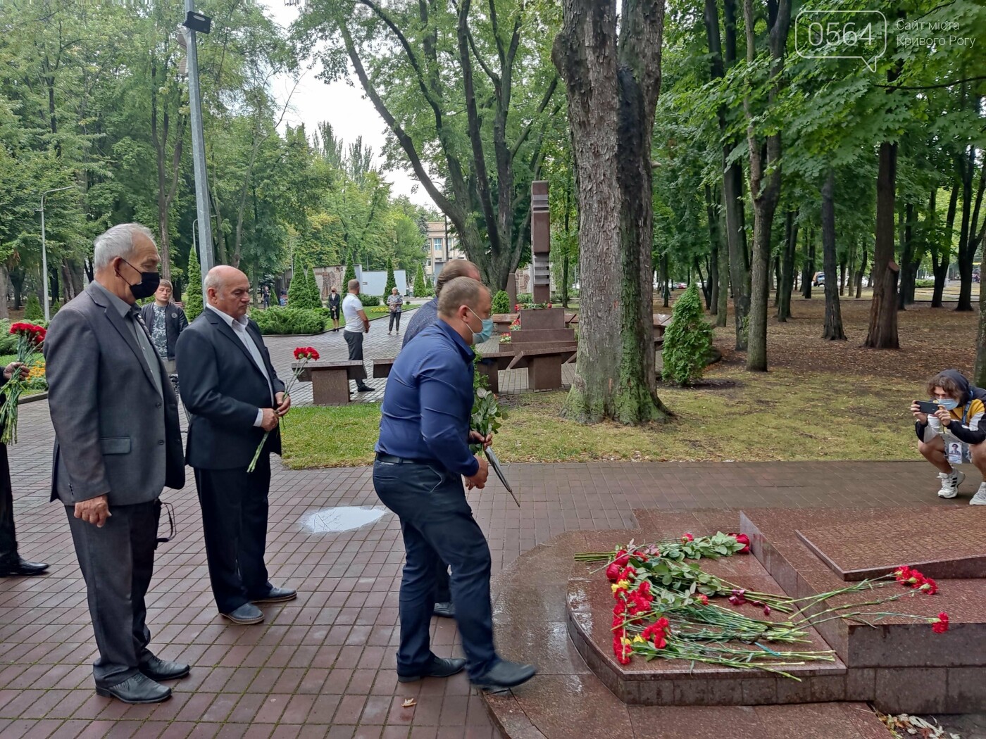 В криворожском Парке Героев возложили цветы к памятникам защитникам Украины, - ФОТО, ВИДЕО, фото-14