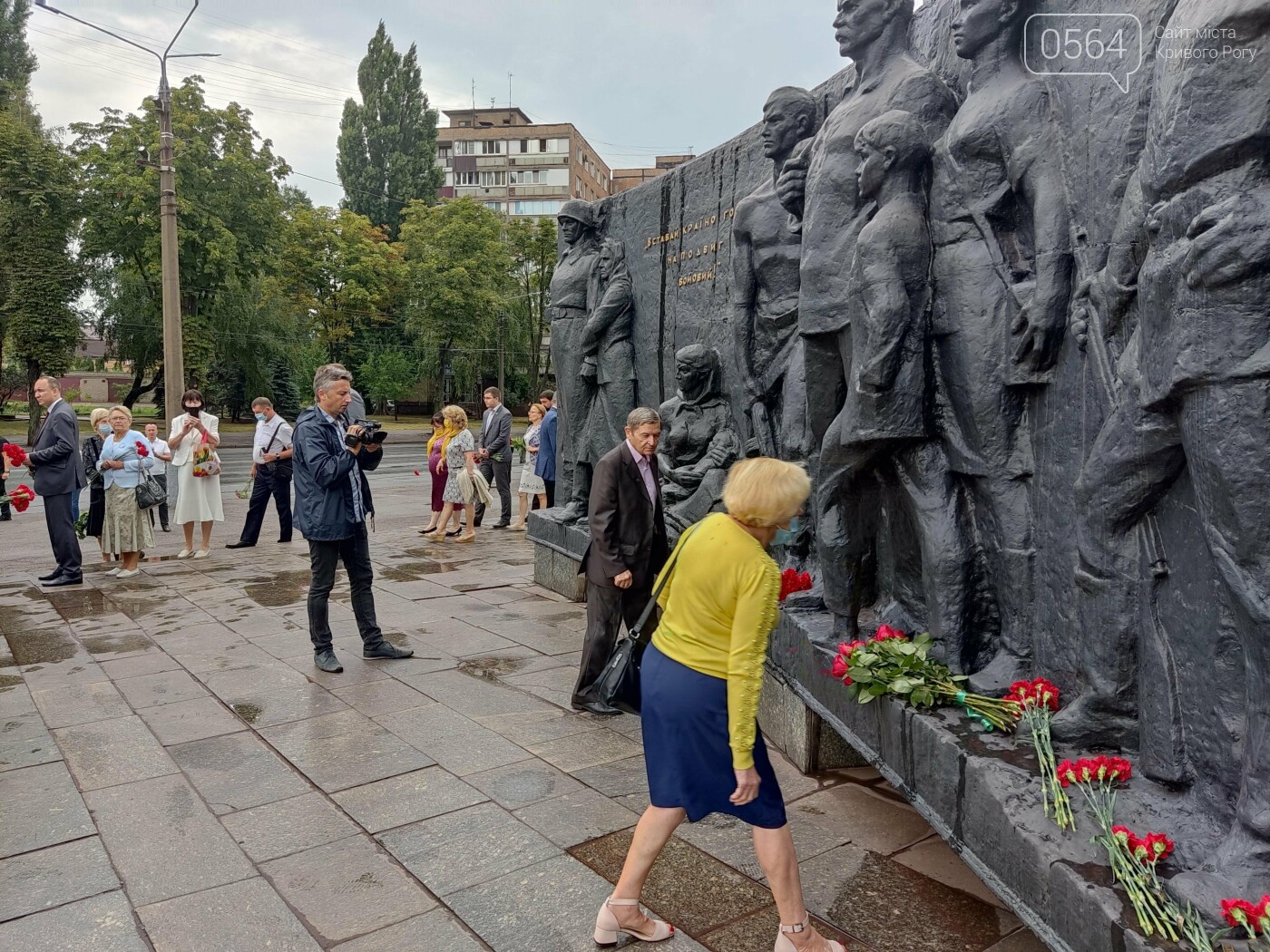 В криворожском Парке Героев возложили цветы к памятникам защитникам Украины, - ФОТО, ВИДЕО, фото-13