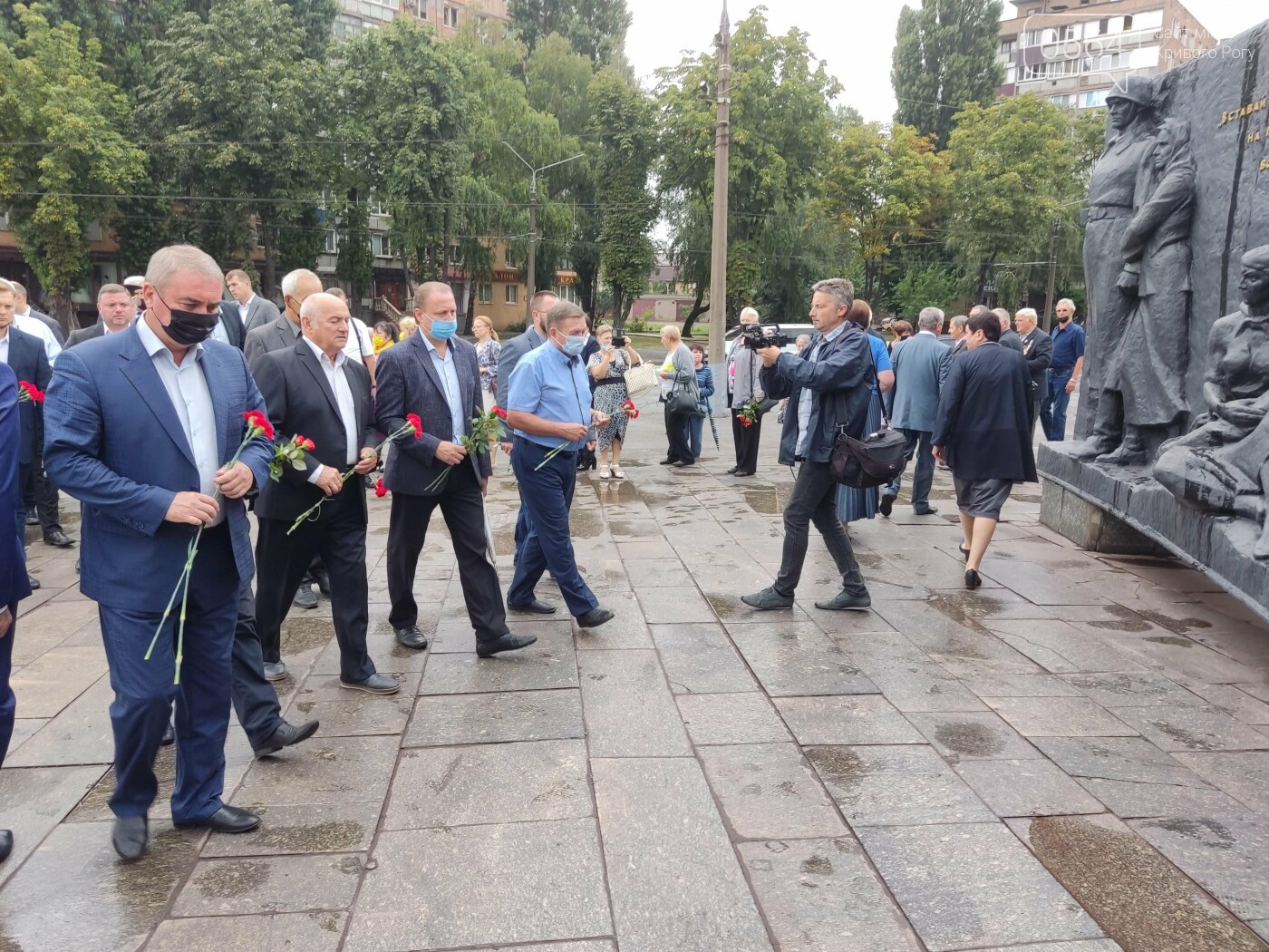 В криворожском Парке Героев возложили цветы к памятникам защитникам Украины, - ФОТО, ВИДЕО, фото-12