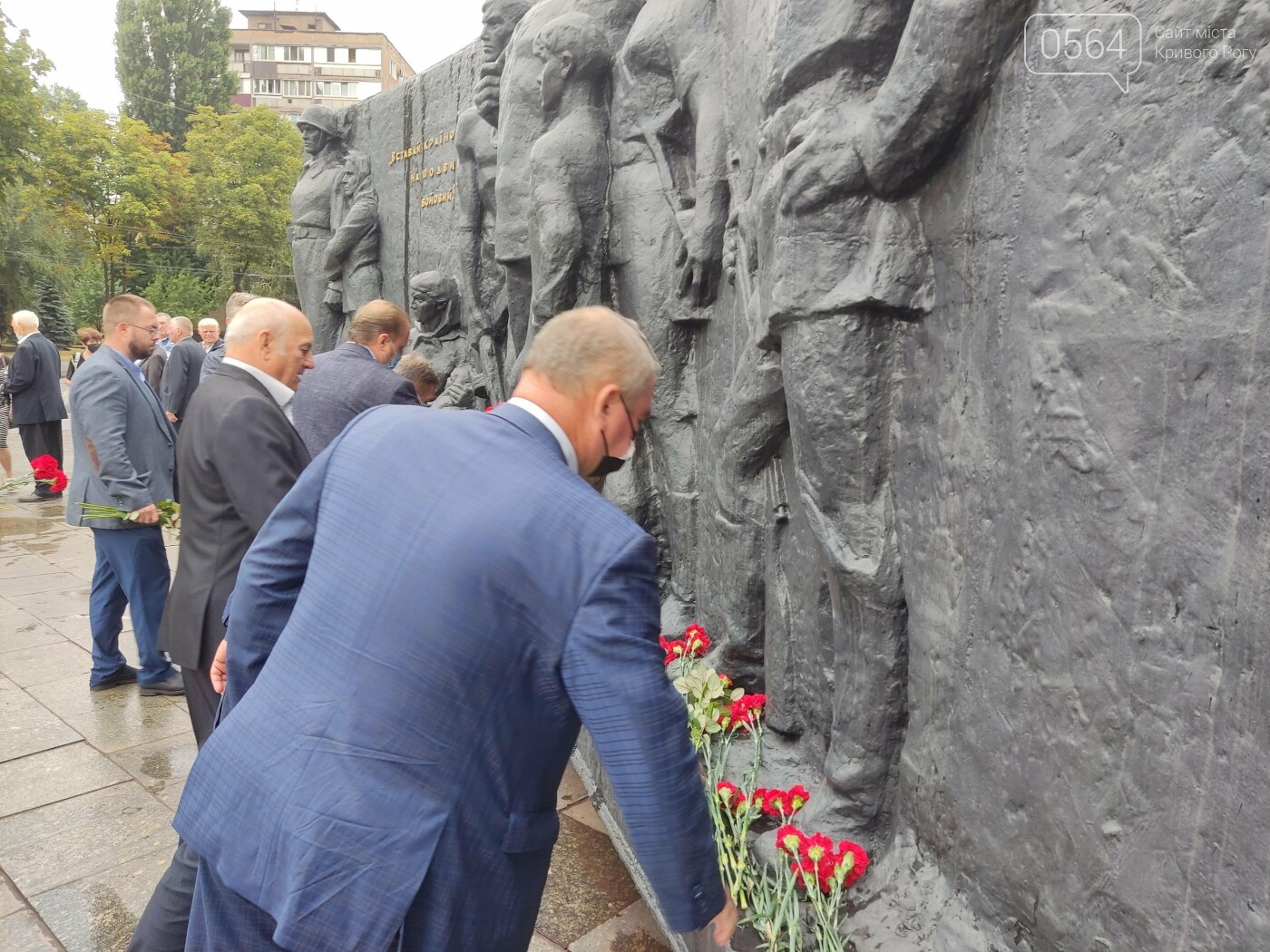 В криворожском Парке Героев возложили цветы к памятникам защитникам Украины, - ФОТО, ВИДЕО, фото-11
