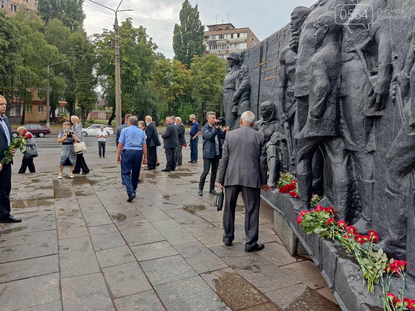 В криворожском Парке Героев возложили цветы к памятникам защитникам Украины, - ФОТО, ВИДЕО, фото-10