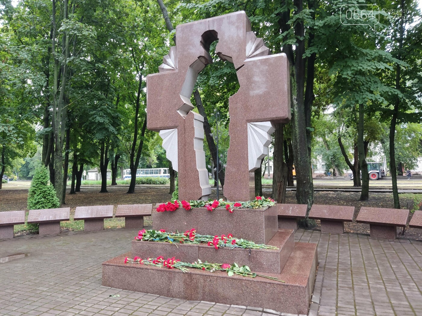 В криворожском Парке Героев возложили цветы к памятникам защитникам Украины, - ФОТО, ВИДЕО, фото-1
