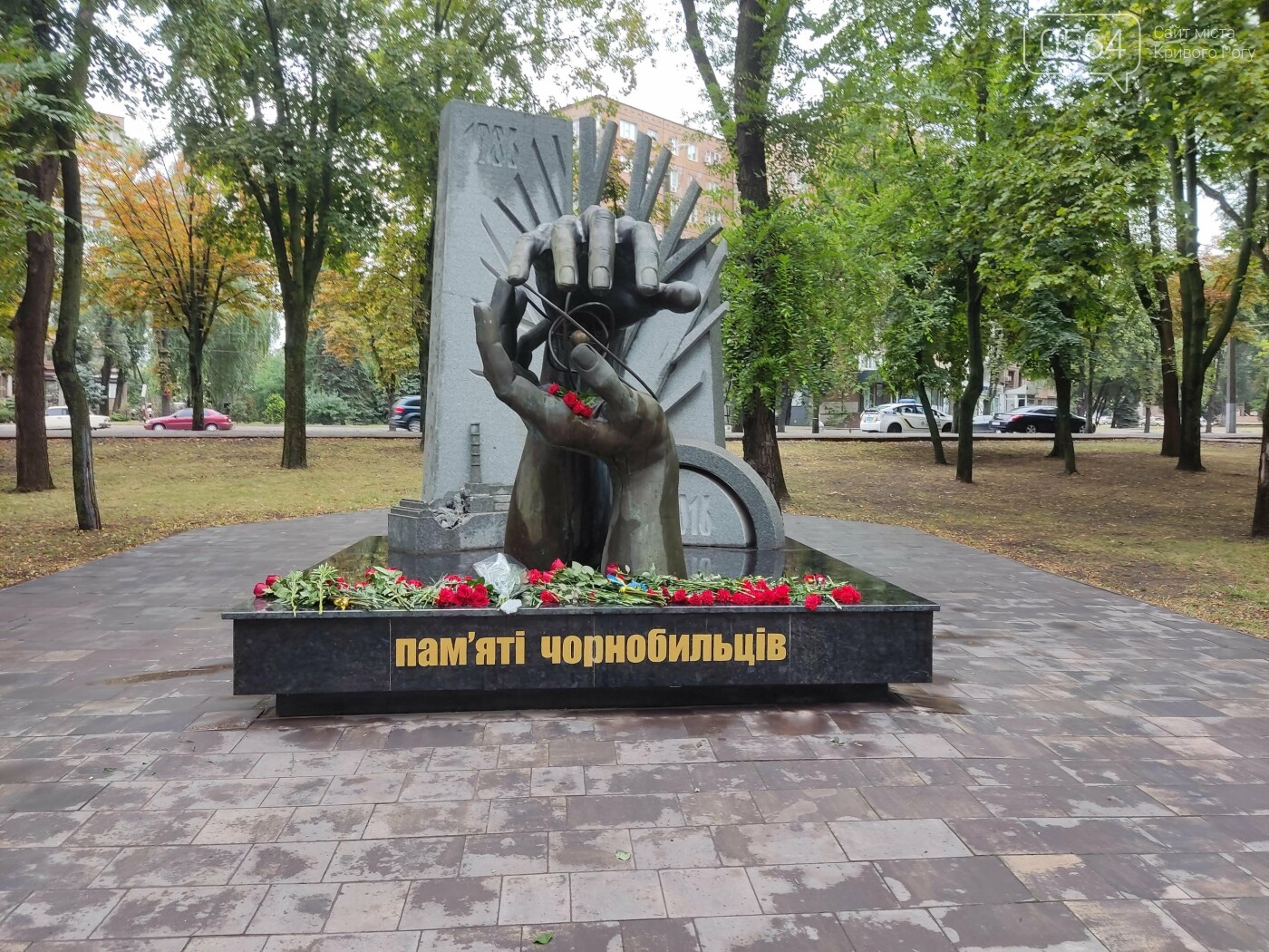В криворожском Парке Героев возложили цветы к памятникам защитникам Украины, - ФОТО, ВИДЕО, фото-3