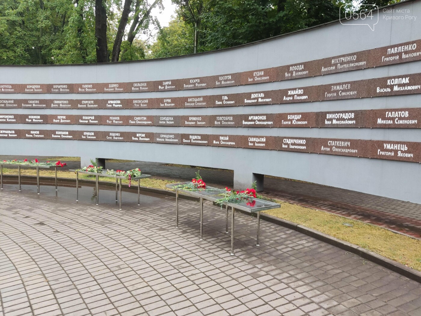 В криворожском Парке Героев возложили цветы к памятникам защитникам Украины, - ФОТО, ВИДЕО, фото-6