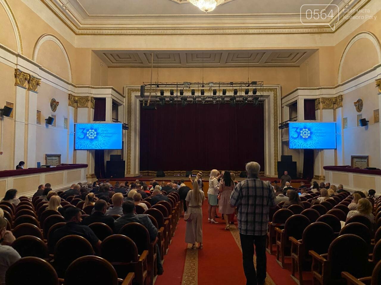 В Кривом Роге провели торжественную церемонию награждения. Концерт отменили, - ФОТО, ВИДЕО, фото-2