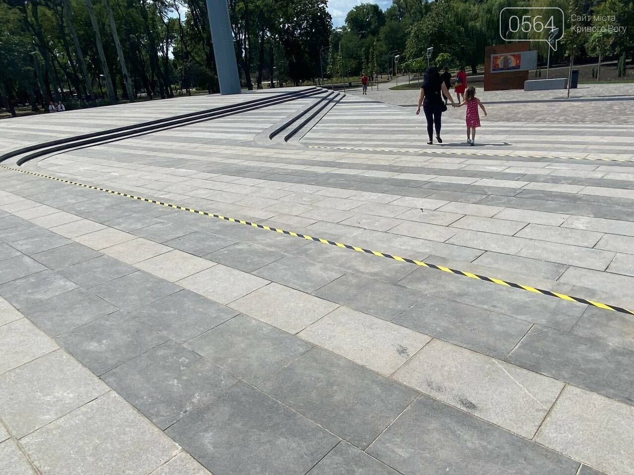 В Кривом Роге в парке Героев ведется подготовка к государственным праздникам, - ФОТО , фото-9