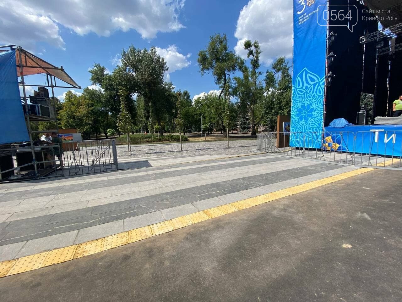 В Кривом Роге в парке Героев ведется подготовка к государственным праздникам, - ФОТО , фото-3