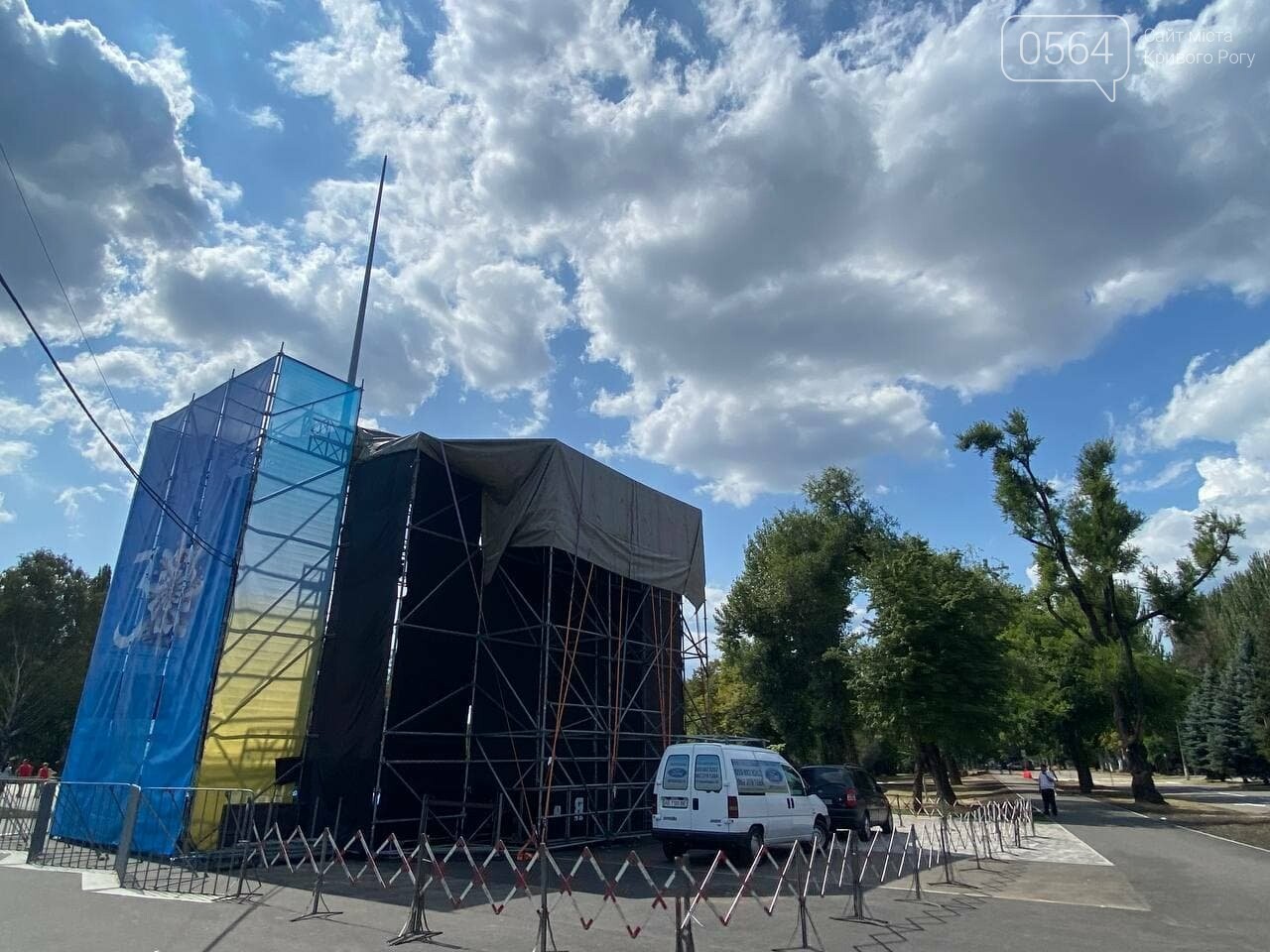 В Кривом Роге в парке Героев ведется подготовка к государственным праздникам, - ФОТО , фото-1