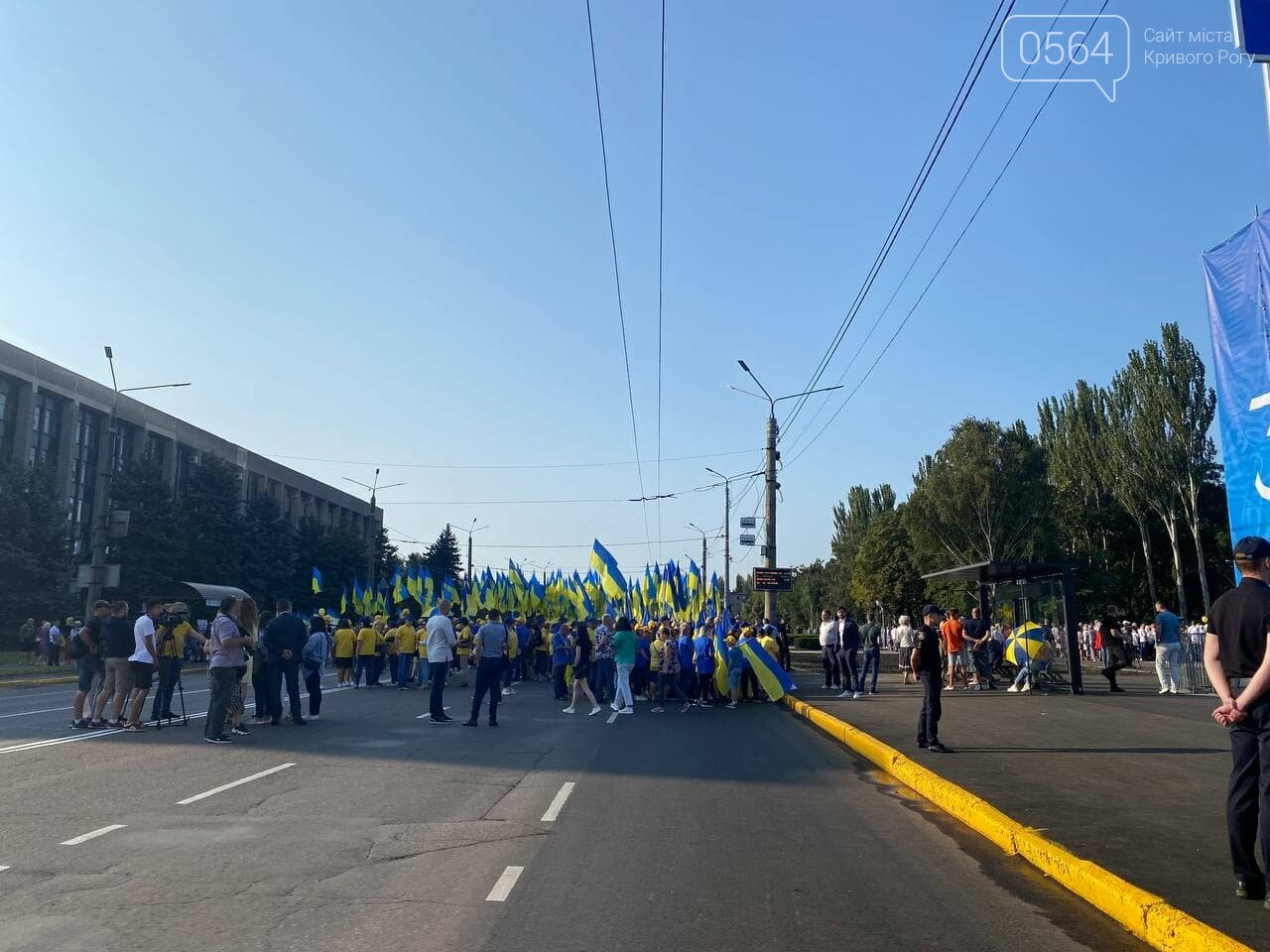 Одновременно с другими городами Украины в Кривом Роге подняли Государственный флаг на 72-метровый флагшток, - ФОТО, ВИДЕО , фото-7