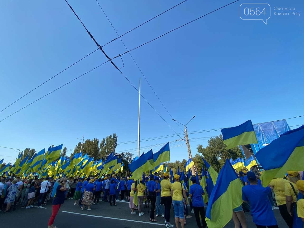 Одновременно с другими городами Украины в Кривом Роге подняли Государственный флаг на 72-метровый флагшток, - ФОТО, ВИДЕО , фото-23