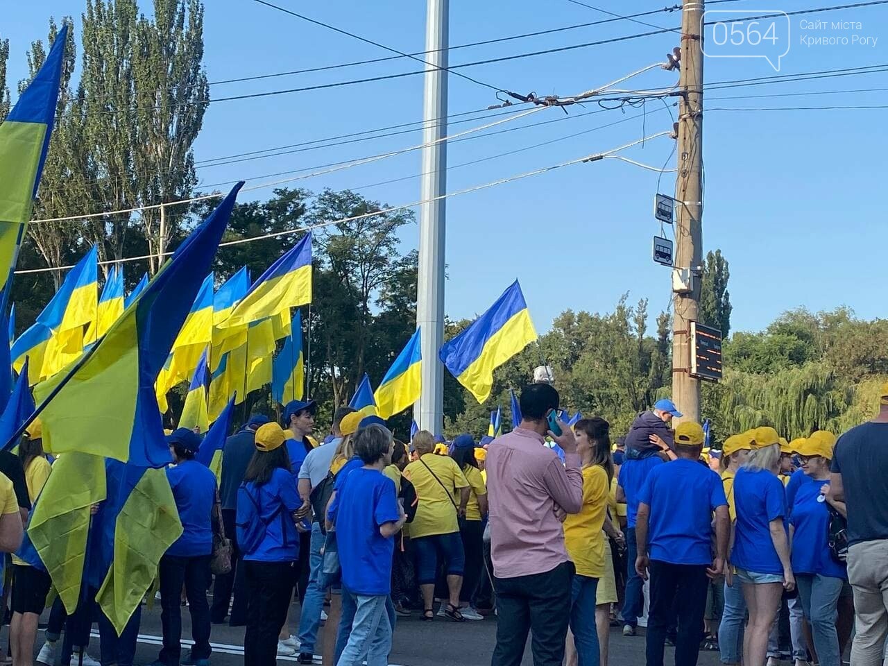 Одновременно с другими городами Украины в Кривом Роге подняли Государственный флаг на 72-метровый флагшток, - ФОТО, ВИДЕО , фото-25