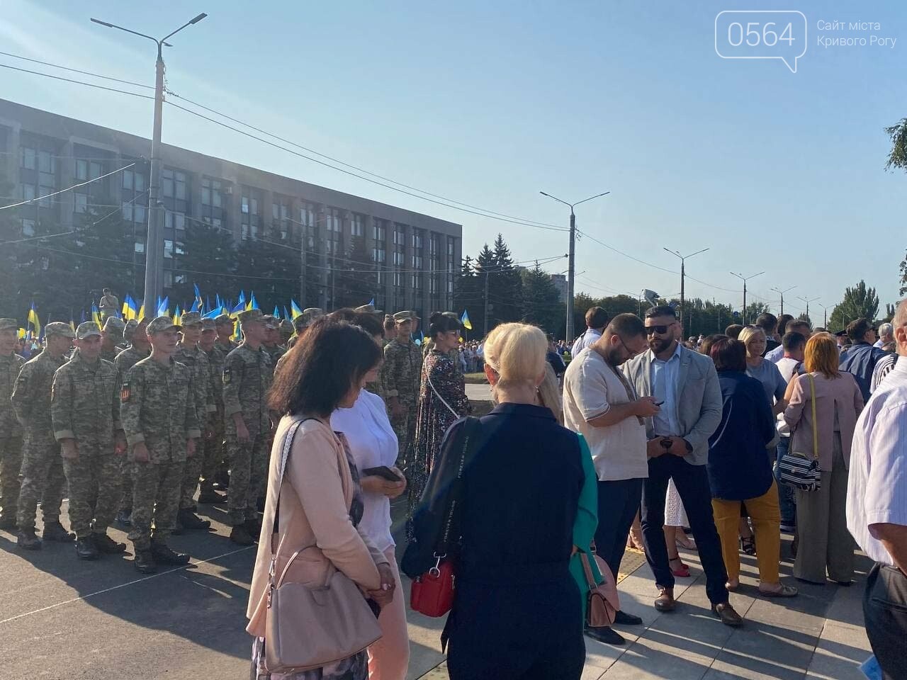 Одновременно с другими городами Украины в Кривом Роге подняли Государственный флаг на 72-метровый флагшток, - ФОТО, ВИДЕО , фото-11