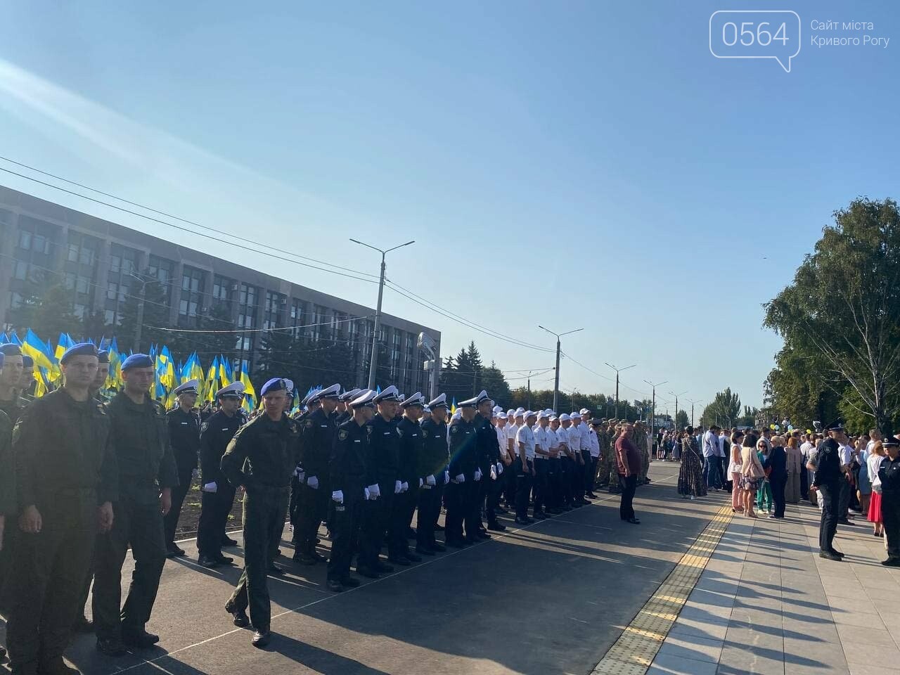 Одновременно с другими городами Украины в Кривом Роге подняли Государственный флаг на 72-метровый флагшток, - ФОТО, ВИДЕО , фото-29