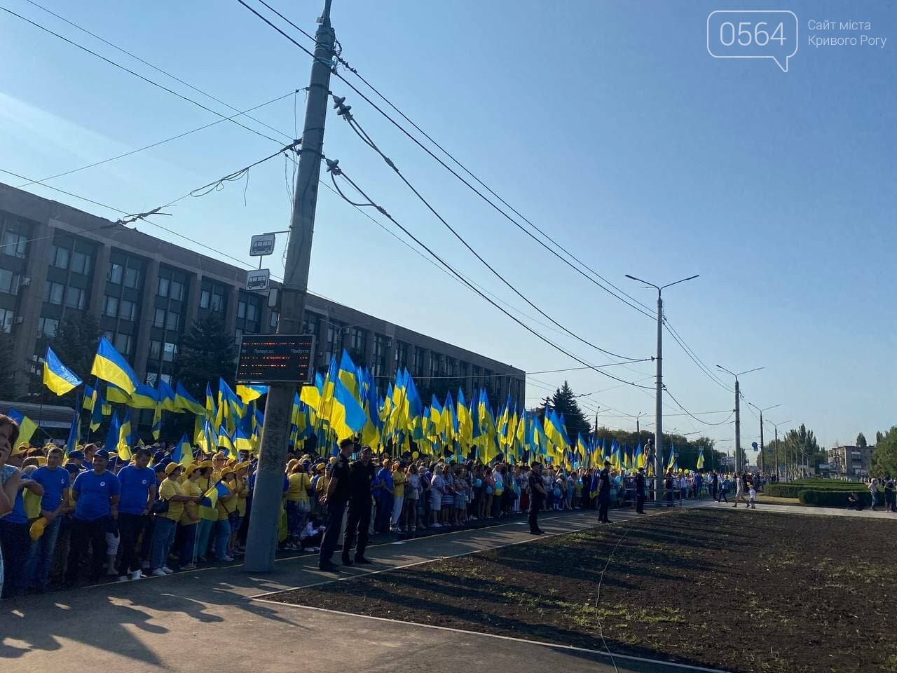 Одновременно с другими городами Украины в Кривом Роге подняли Государственный флаг на 72-метровый флагшток, - ФОТО, ВИДЕО , фото-28