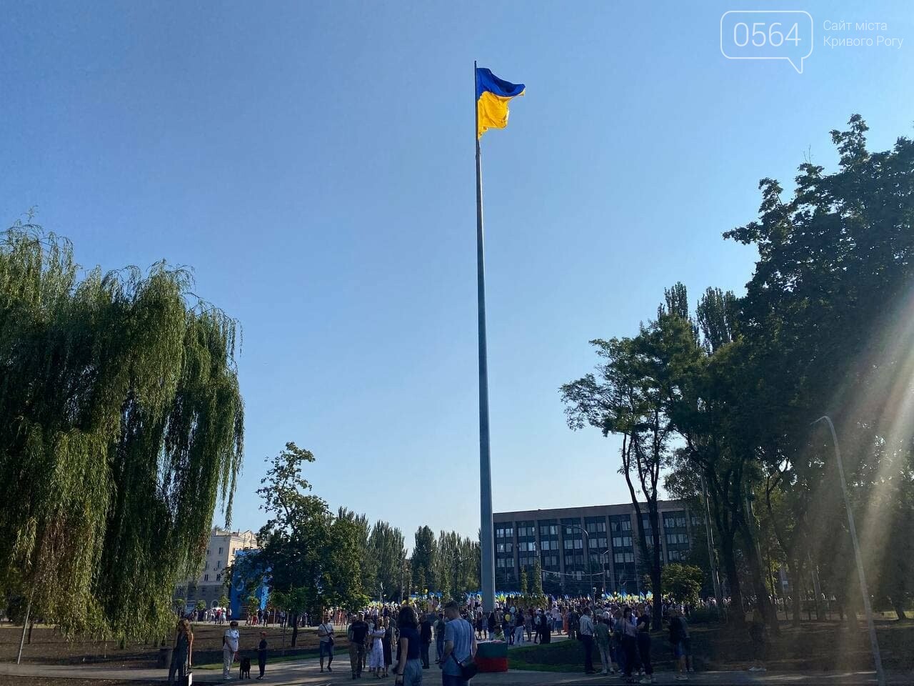 Одновременно с другими городами Украины в Кривом Роге подняли Государственный флаг на 72-метровый флагшток, - ФОТО, ВИДЕО , фото-1