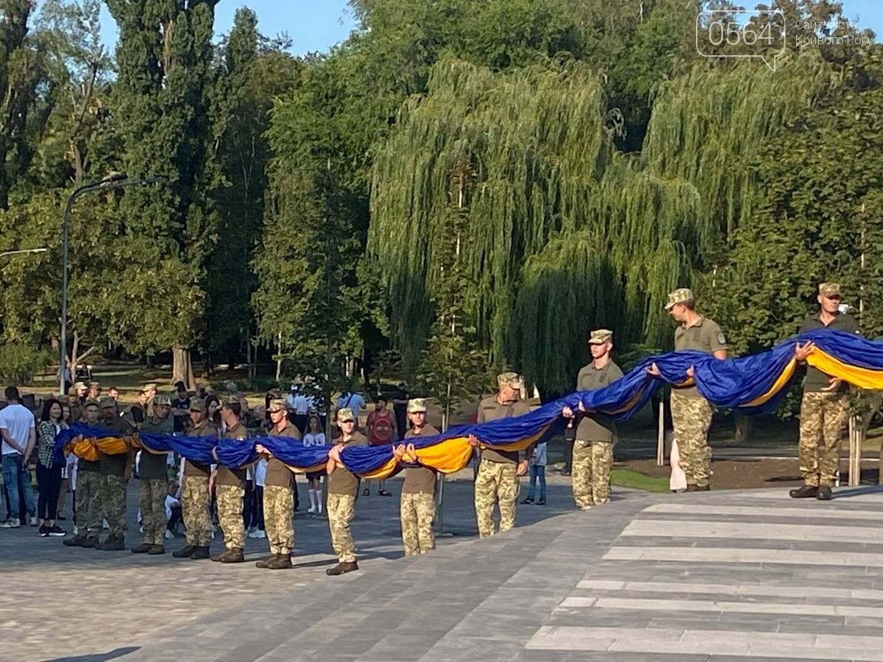 Одновременно с другими городами Украины в Кривом Роге подняли Государственный флаг на 72-метровый флагшток, - ФОТО, ВИДЕО , фото-2