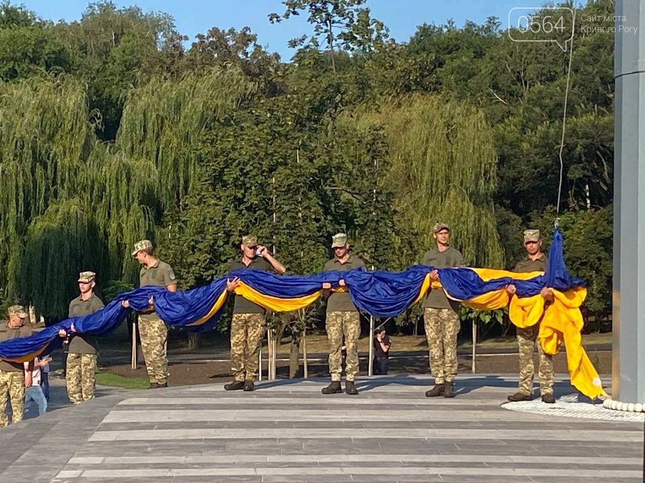 Одновременно с другими городами Украины в Кривом Роге подняли Государственный флаг на 72-метровый флагшток, - ФОТО, ВИДЕО , фото-17