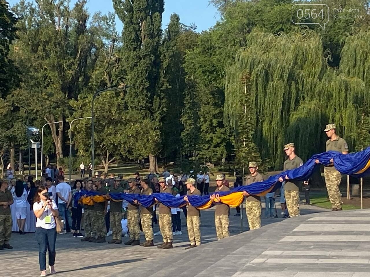 Одновременно с другими городами Украины в Кривом Роге подняли Государственный флаг на 72-метровый флагшток, - ФОТО, ВИДЕО , фото-13