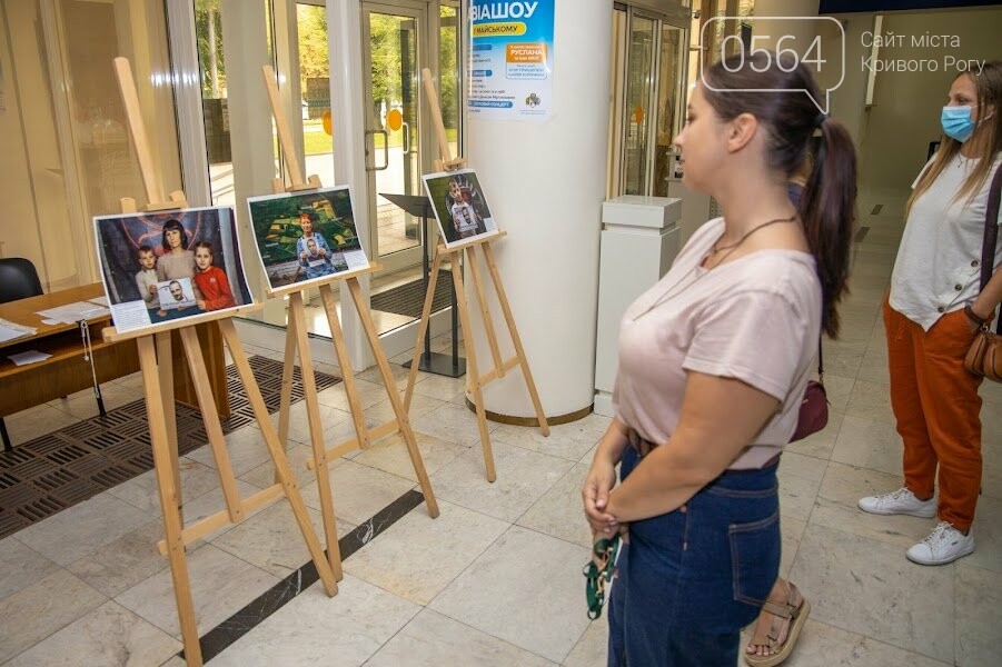 На фотографиях - семьи пропавших без вести: В ДнепрОГА открыли новую выставку, - ФОТО , фото-3