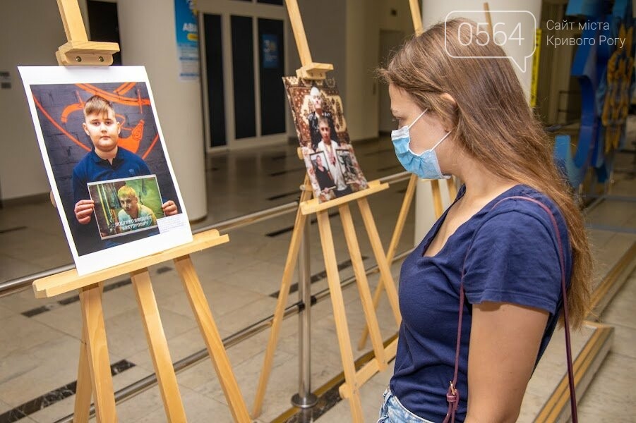 На фотографиях - семьи пропавших без вести: В ДнепрОГА открыли новую выставку, - ФОТО , фото-9