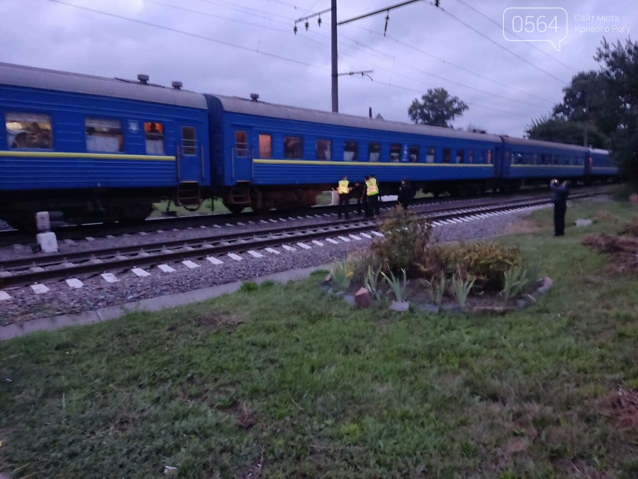 Поезд "Кривой Рог - Киев" на переезде сбил человека, - ФОТО, фото-4