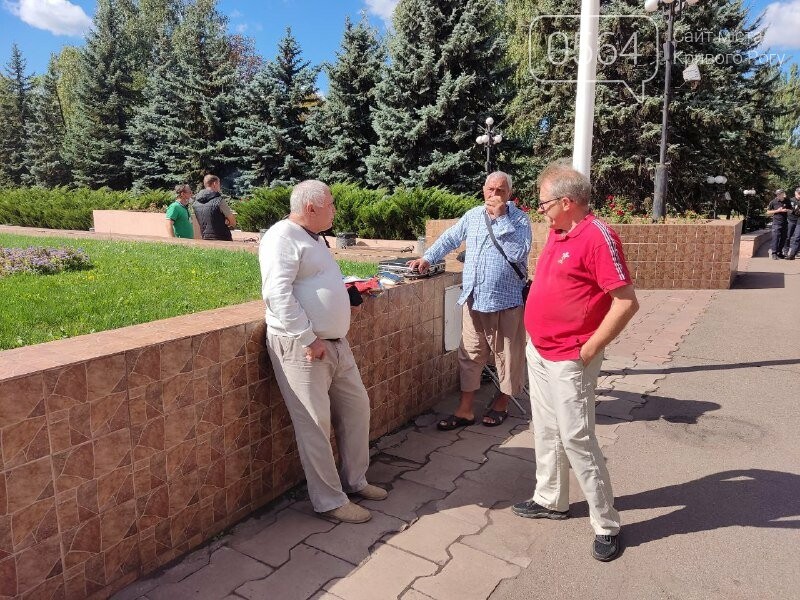 "Вилкул с Сурковым действуют совместно!", - под горсовет Кривого Рога вышла группа активистов, - ФОТО, ВИДЕО, фото-7
