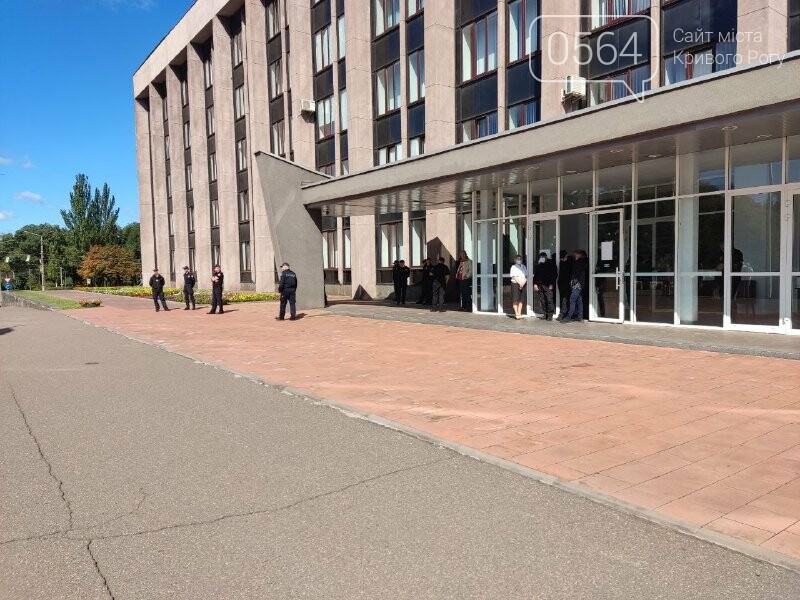 "Вилкул с Сурковым действуют совместно!", - под горсовет Кривого Рога вышла группа активистов, - ФОТО, ВИДЕО, фото-17