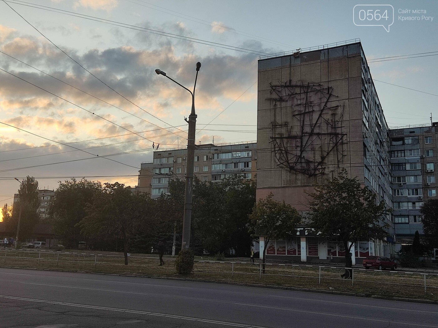 "Прощай, эпоха": в Кривом Роге демонтировали металлическое панно, - ФОТО, фото-5
