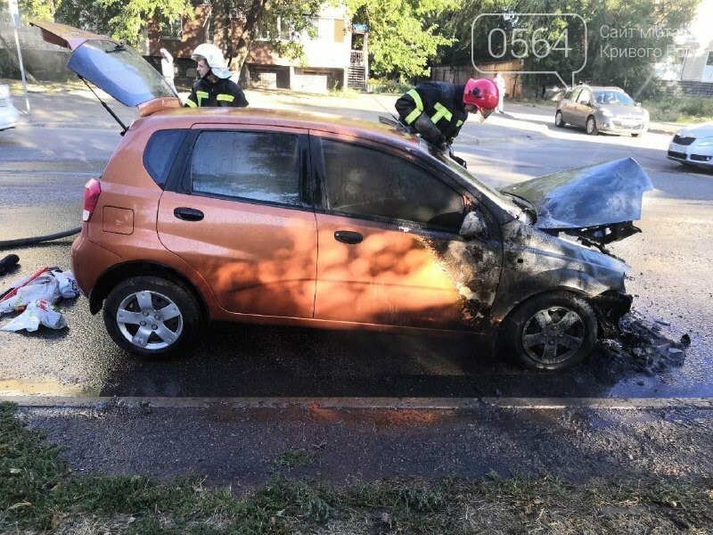 Утром в центре Кривого Рога на ходу загорелся автомобиль, - ФОТО, фото-6